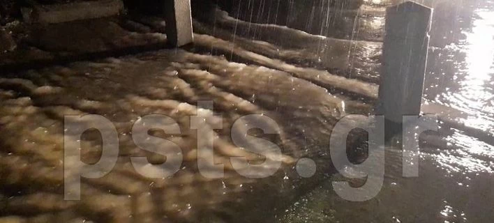 «Πνίγηκε» από την καταρρακτώδη βροχή η Πάρος -Ξεχείλισαν τα ποτάμια (βίντεο)